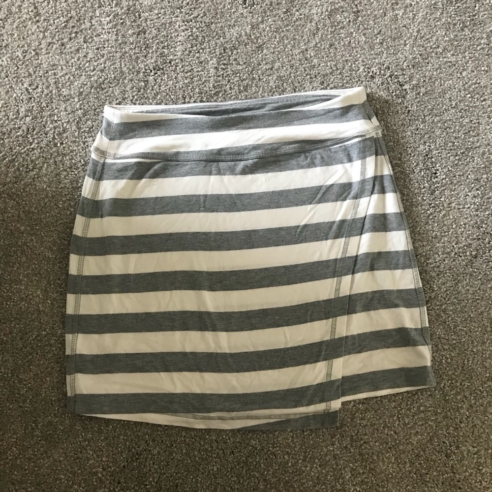 Small athleta skirt gray and white.